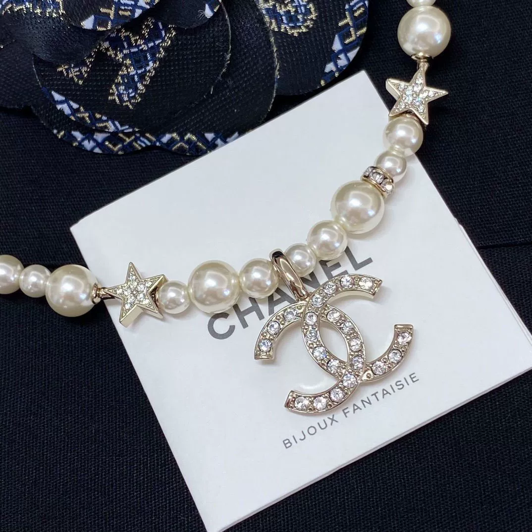 Кулон (версии штамп) в стиле Chanel с бусинами искусственного жемчуга, вставки в форме пятиконечная звезда, устойчивое к тускнению покрытие