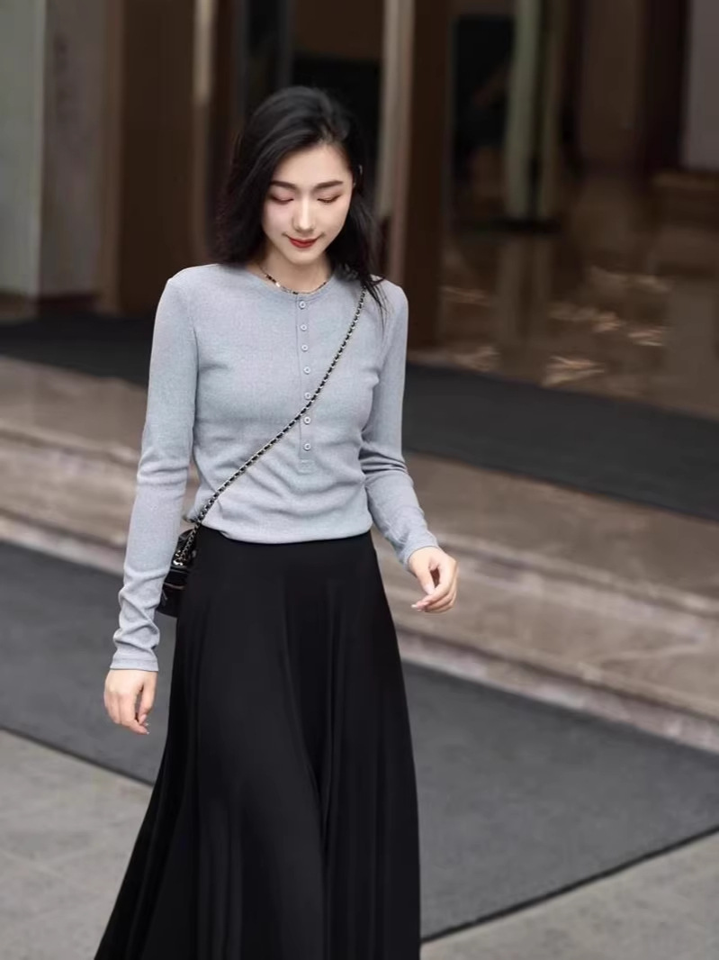 Áo thun nữ cổ tròn tay dài basic form ôm nhẹ — đen