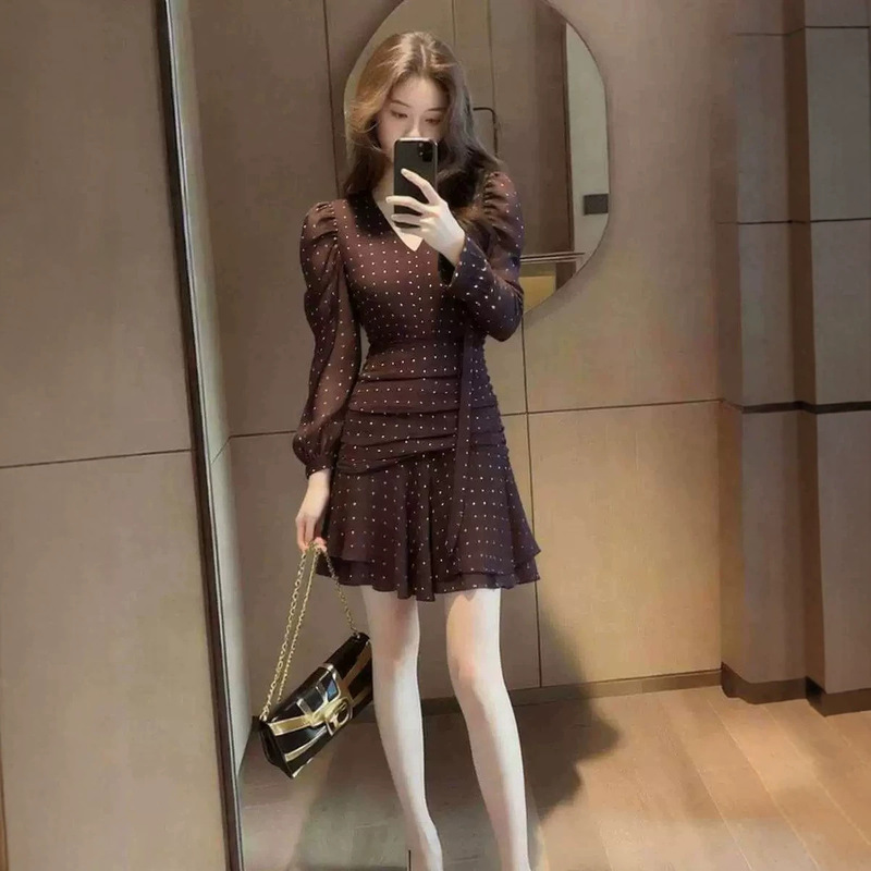 French-style elegant Maillard brown V-neck long-sleeve dress for women, early autumn 2026 new model, paired with a polka dot mini skirt