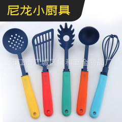 鍋にくっつかないでナイロンの調理器具のミニのシャベルのスパゲッティのスプーンの卵を打つ器のスプーンのセットは温度に耐えて鍋を傷つけません。