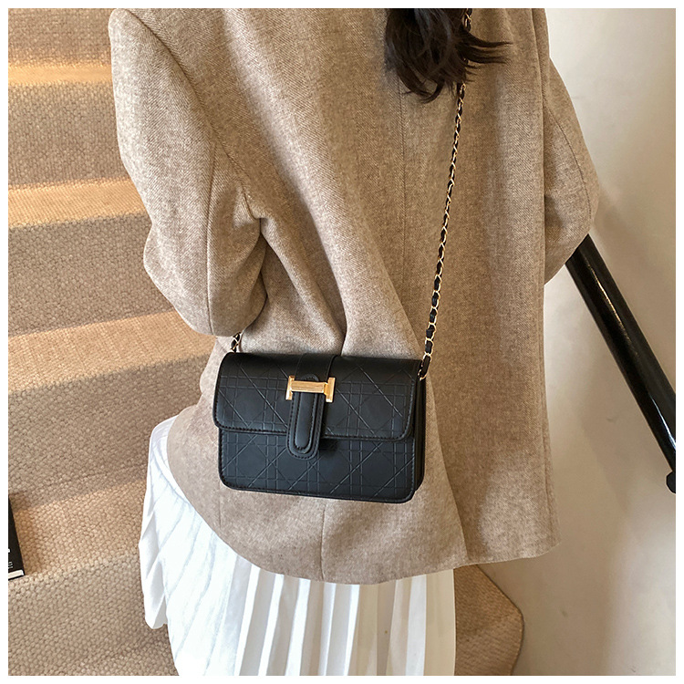 This stylish, high-quality, and trendy hand-held crossbody bag is a new cross-border women's bag for autumn and winter 2024. It features a checkered commuter single-shoulder bag undefined