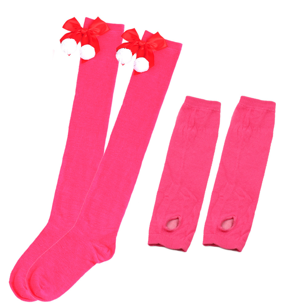 Set di calze e guanti a righe con fiocco di pelo di Natale COS_voghion.com