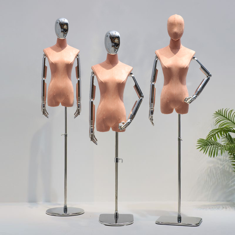 Modelo de ropa de mujer accesorios tienda de ropa de seda rosa modelo de mujer de tela de tela de tela de pantalla de ventana maniquí estante de exhibición