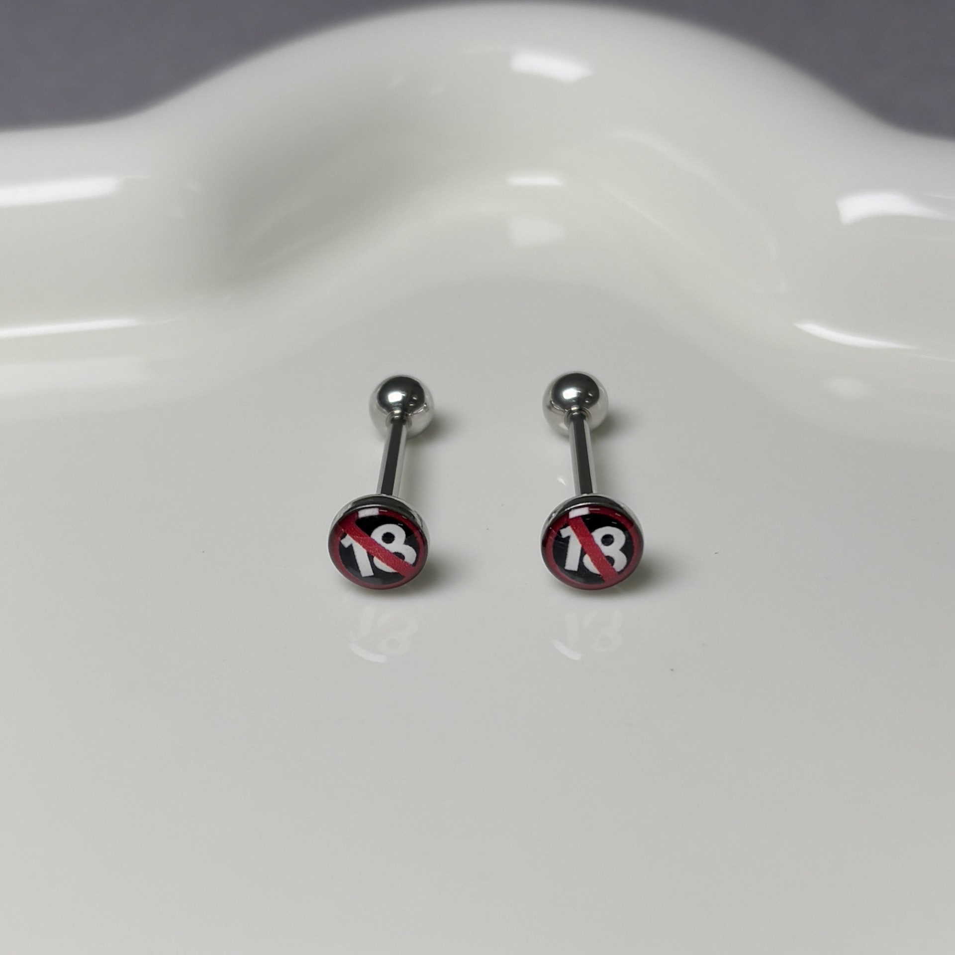 16G labret stud size and finish detail