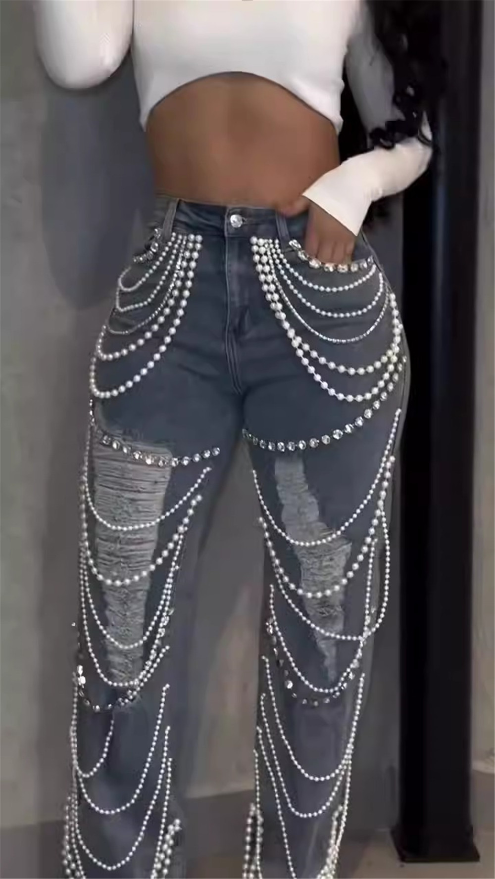 Dameskleding: Damesjeans met rechte pijpen en een verwassen look, met een hanger in de vorm van een diamanten ketting. Modieus voor formele en casual gelegenheden._voghion.com