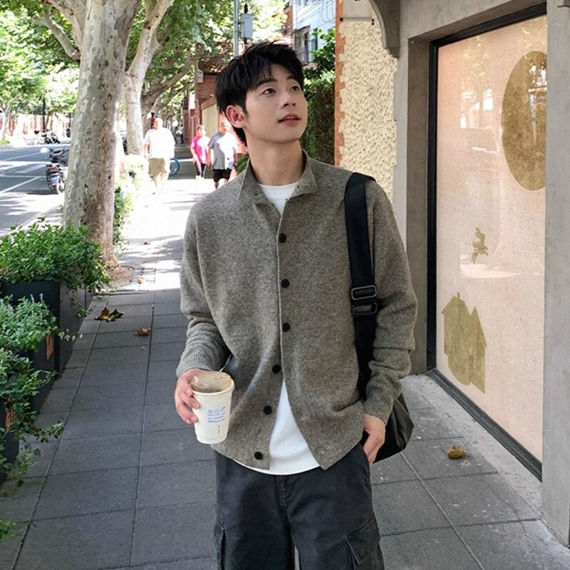 Old Money Style Coffee-Colored Stand Collar Knit Cardigan Jacket for Men, Autumn and Winter High-Quality, Lazy, Simple, Versatile Casual Sweater