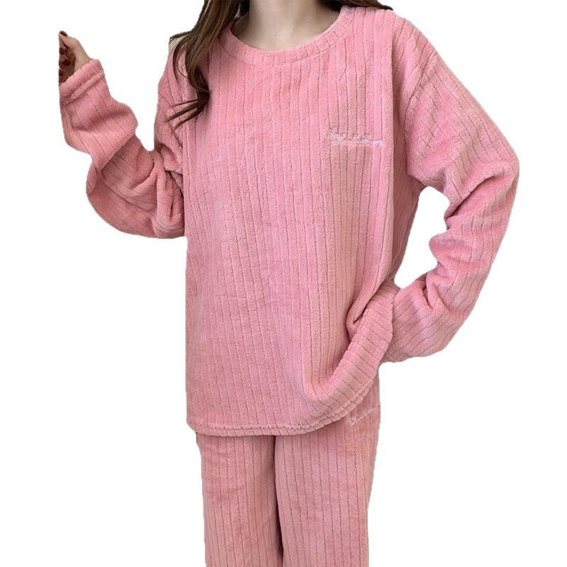 Traje cálido Crescent City 2025 invierno nuevo pijama de terciopelo coral de talla grande con rayas verticales gruesas para estar en casa