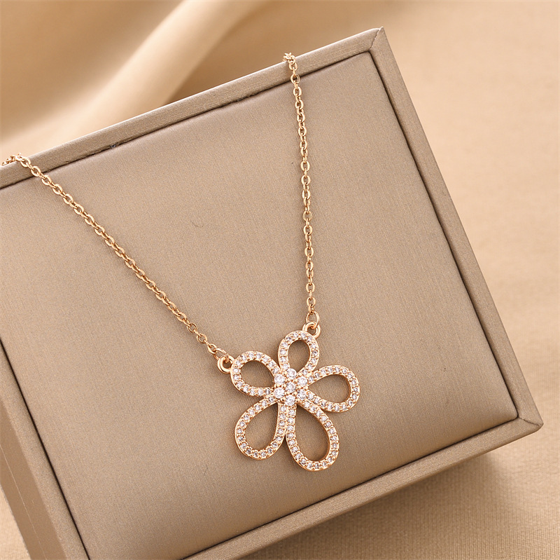 Collar de acero de titanio para mujeres simple y versátil estilo ligero de lujo nicho diseño de alta calidad no decoloración joyería de cadena de clavícula al por mayor
