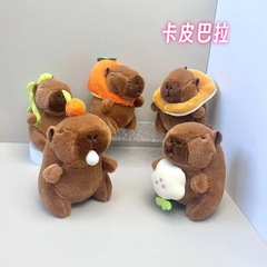 ネットの赤い爆発のカピバラの鍵はぬいぐるみのカピバラの小さいペンダントを掛けて子供を捕まえます。