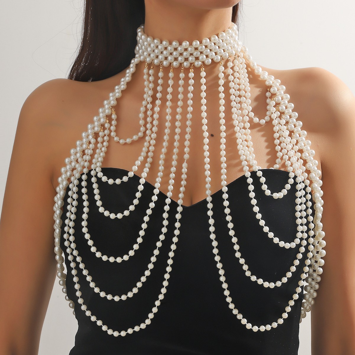 Joyas transfronterizas europeas y americanas sexy cadena de pecho de perlas de imitación multicapa moda femenina lujo ligero sentido de alta gama cadena de cuerpo de perlas de la industria pesada