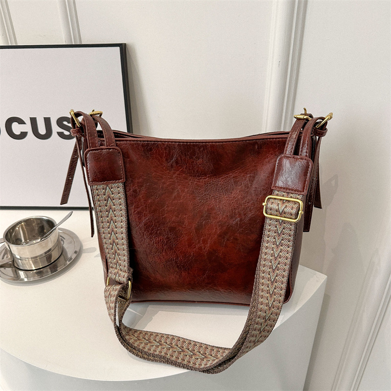 Bolso para mujeres 2024 nueva primavera y verano bolso de cubo de gran capacidad retro moda extranjera gripe bolsa de hombro de moda