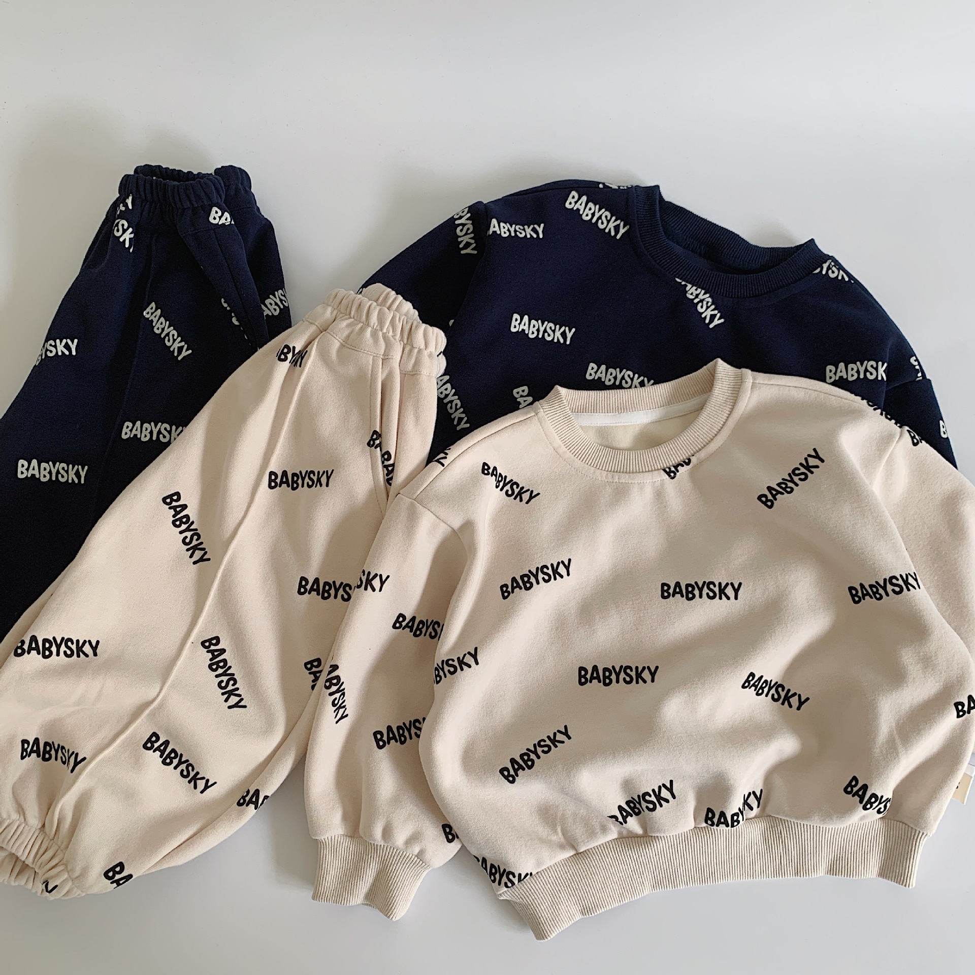 Mei Bao conjunto de niños 2025 primavera lleno de letras impresas nuevos productos ropa infantil para niños, hombres y mujeres, camisetas, pantalones casuales de dos piezas