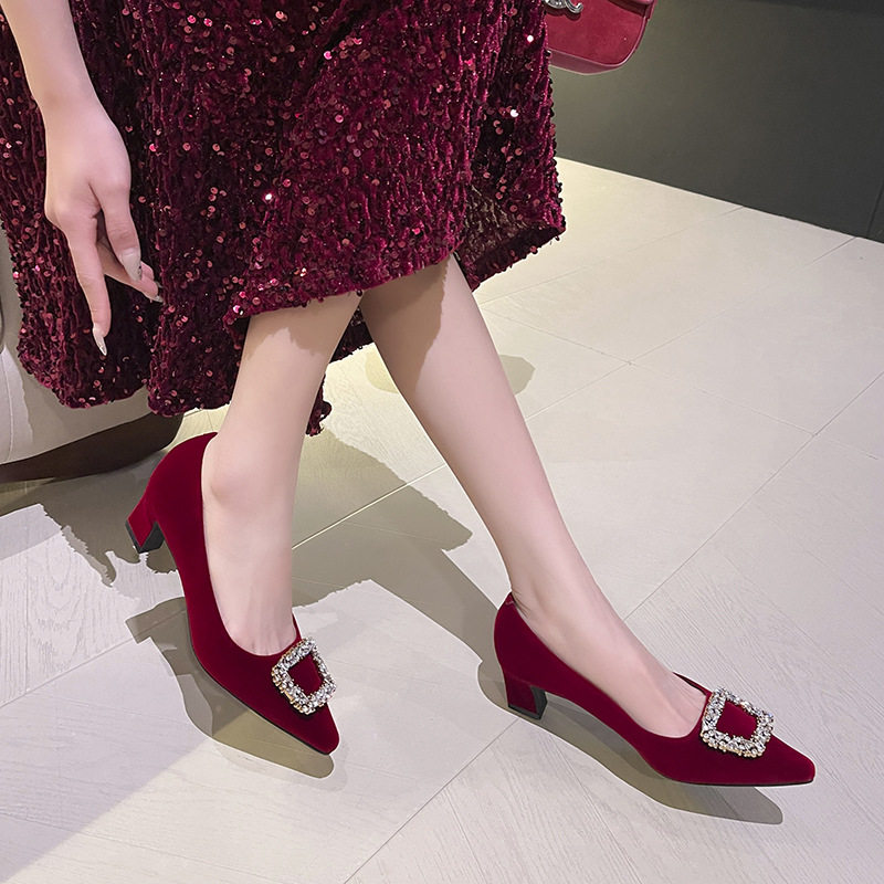 Giày cao gót nữ mũi vuông gót dày đính đá khóa vuông chất liệu cashmere — màu đỏ, nâu
