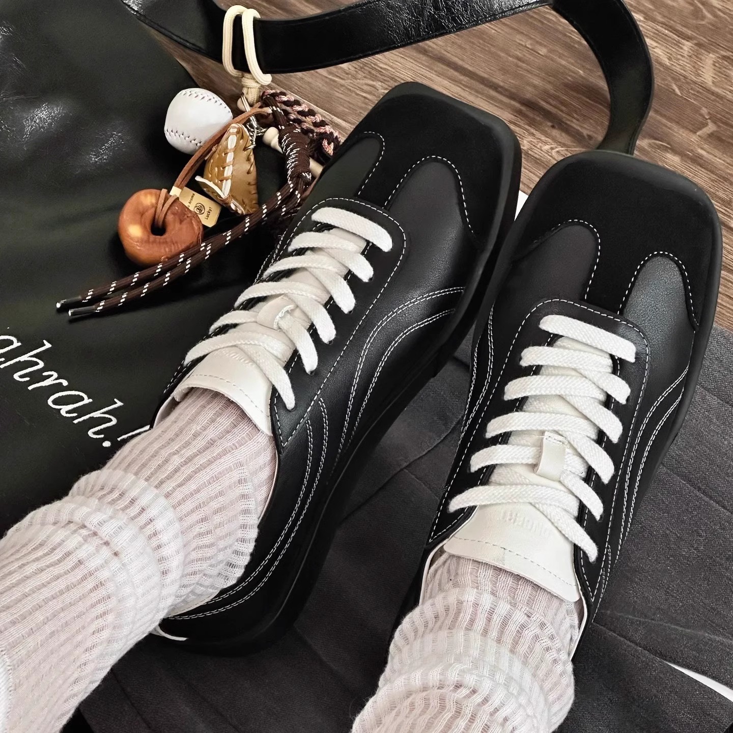 Li Landi mismo estilo choco asimétrico cuadrado redondo cabeza alemana zapatos de entrenamiento mujer 2025 primavera y verano nuevas zapatillas casuales retro