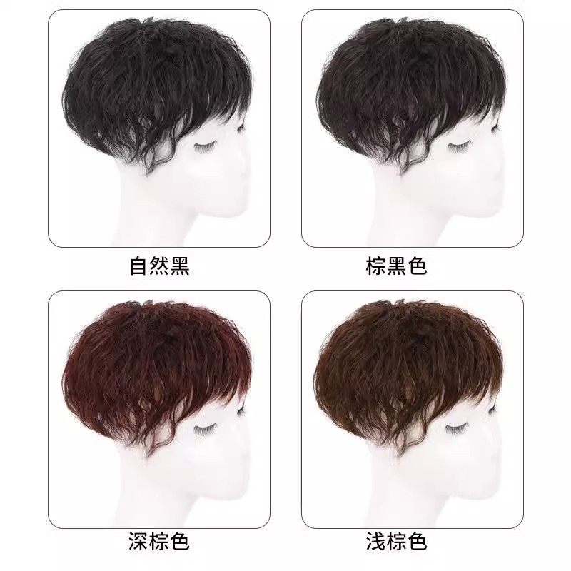 頭の上で髪を直します。女性の髪巻きはショートヘアです。|undefined