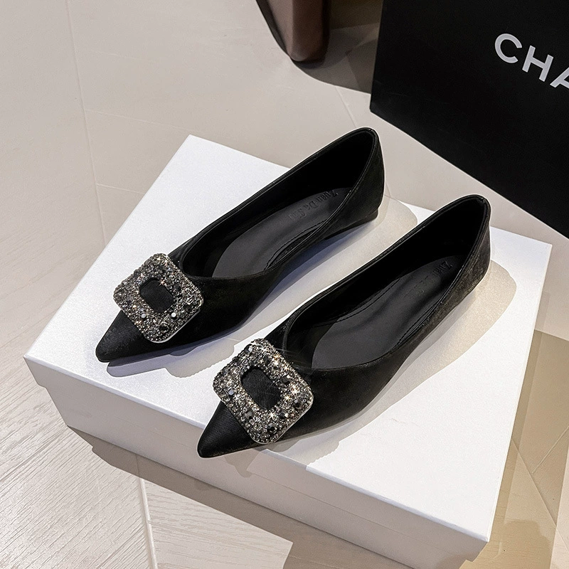 Женские туфли во французском стиле с острым носком, новинка осени-зимы 2025 года, неглубокие туфли с камнями, черные элегантные балетки для женщин.
