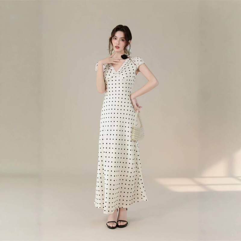 Beach Vacation Style Sexy V-Neck Floral Short-Sleeve Dress for Women, 2026 New Slim-Fit Long Dress with a Large Hem