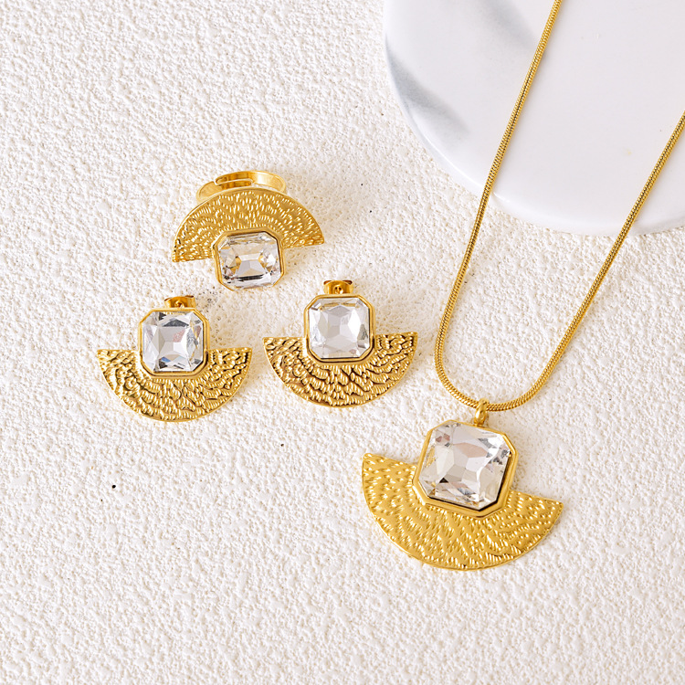 Artístico retro en forma de abanico collar transfronterizo tallado cuadrado diamante joyería titanio acero pendientes suéter cadena Luz de lujo estilo traje al por mayor