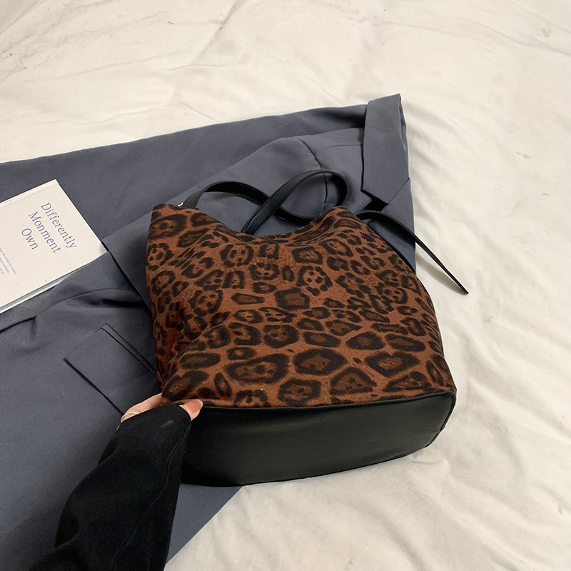 Bolso retro para mujeres 2024 invierno nuevo estilo de moda gran capacidad de alta sensación bolso de moda ocio bolso de hombro