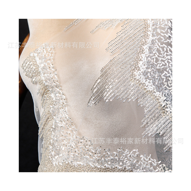 Tejido de cuentas de tela de malla blanca de alta gama bordada de tela de flores de sequillas de cuentas de clavos de perforación tridimensional cuentas de moda vestido