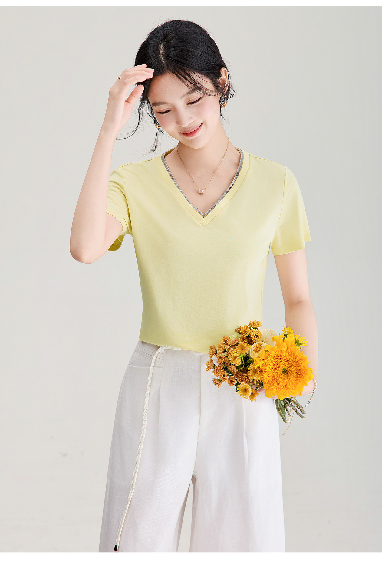 Áo thun nữ cổ V ngắn tay đính đá phong cách công sở — màu trắng chi tiết 16