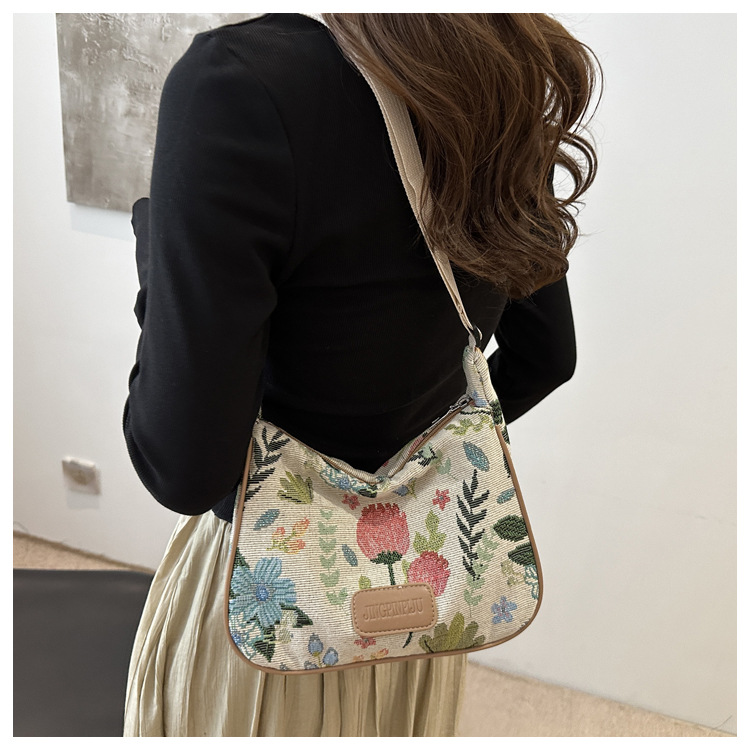 Popular fashion, simple, large-capacity printed trend 2024, fashionable patchwork canvas single-shoulder bag, small square bag, women's bag, trendy undefined
