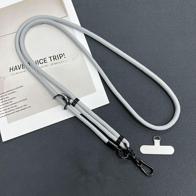 日系8mm携帯電話のストラップは、携帯ケースのストラップに斜めにまたがっています。|undefined
