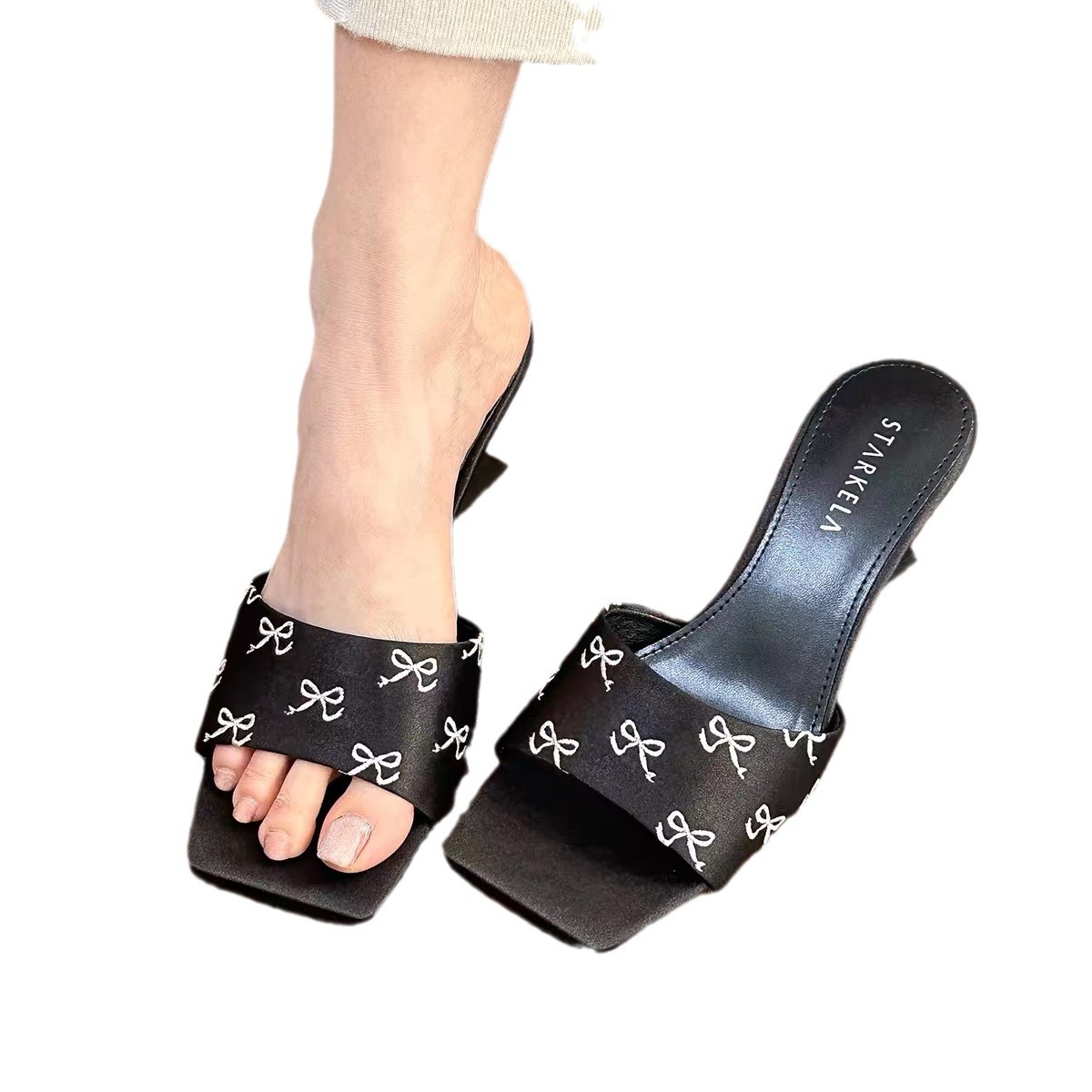 Zapatillas de tacón alto de triángulo 2024 moda de verano China Feng Shui arco de diamante temperamento exterior zapatillas de seda para mujeres