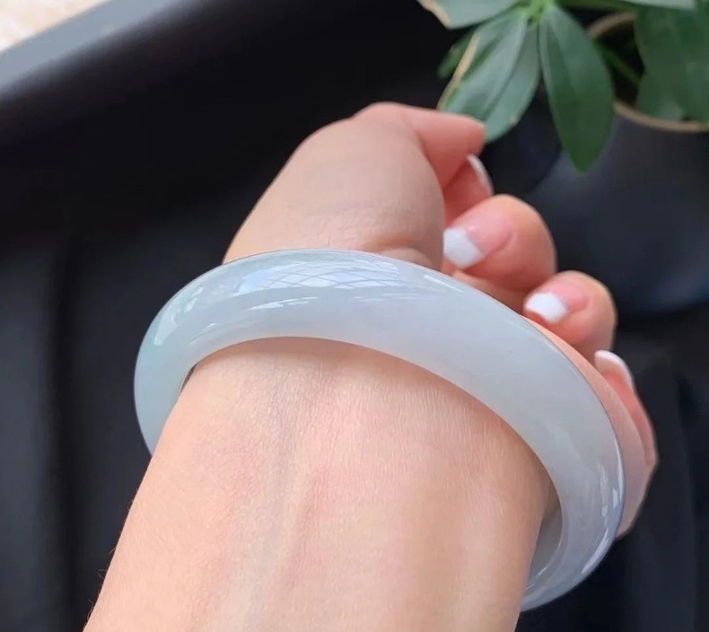Vòng tay ngọc bích tự nhiên Miến Điện phong cách cổ xanh nước đá cao cấp có giấy chứng nhận chi tiết 4