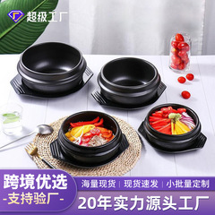 韓国式の石鍋の家庭用レストランでご飯を混ぜます。