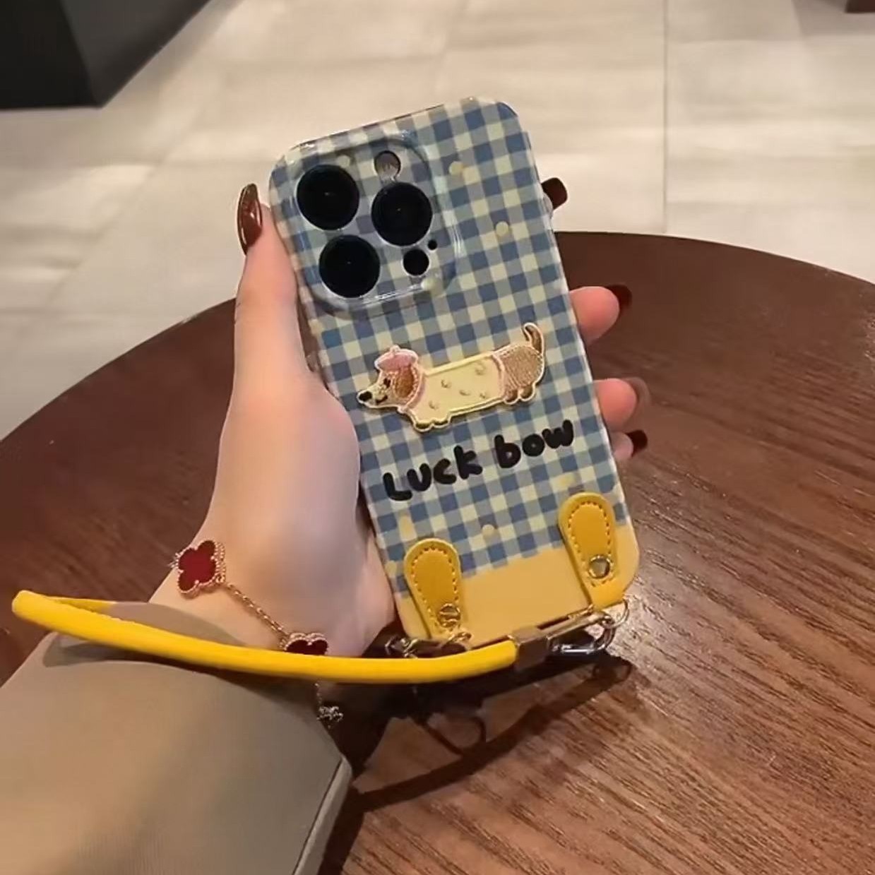 Cordón de cachorro bordado a cuadros azul simple para iPhone16 Apple 15ProMax funda para teléfono móvil 14 nuevo 13