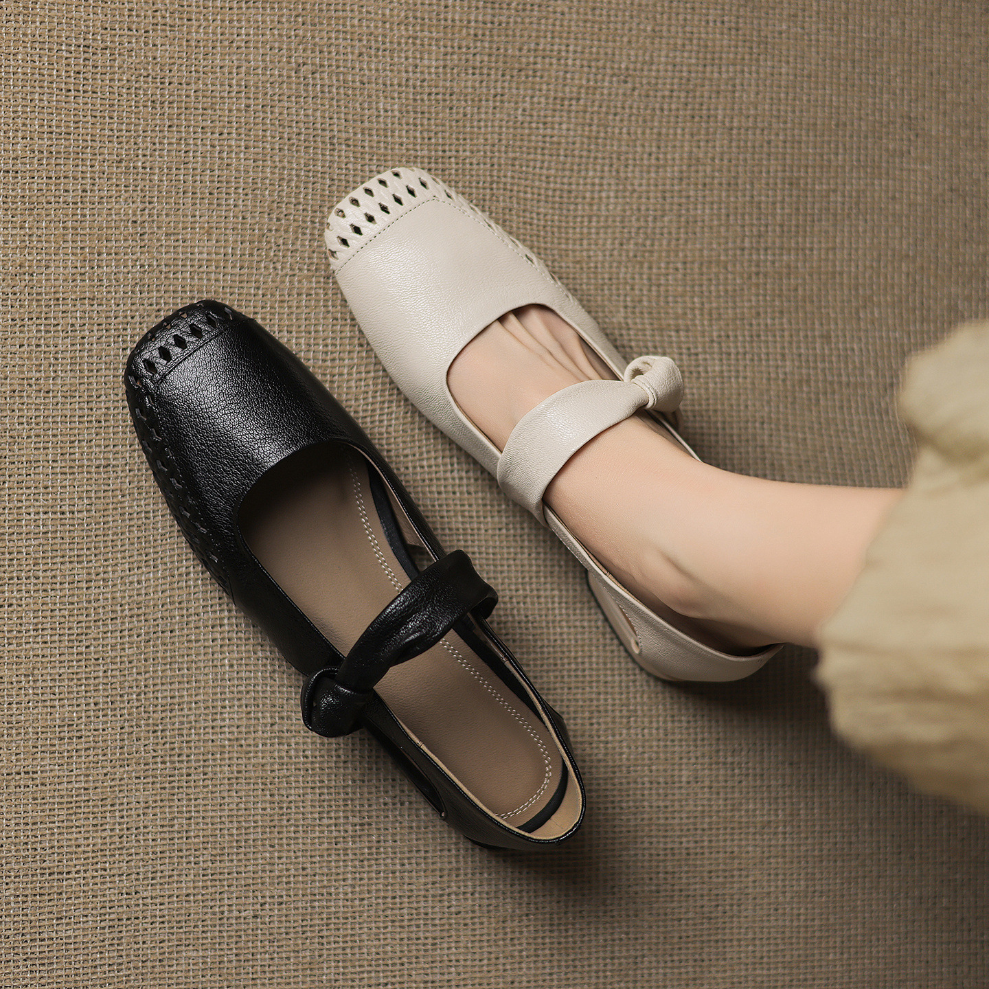 Sandal nữ mũi nhọn da dê đục lỗ gót thấp 2 cm, miệng nông hở mũi — đen