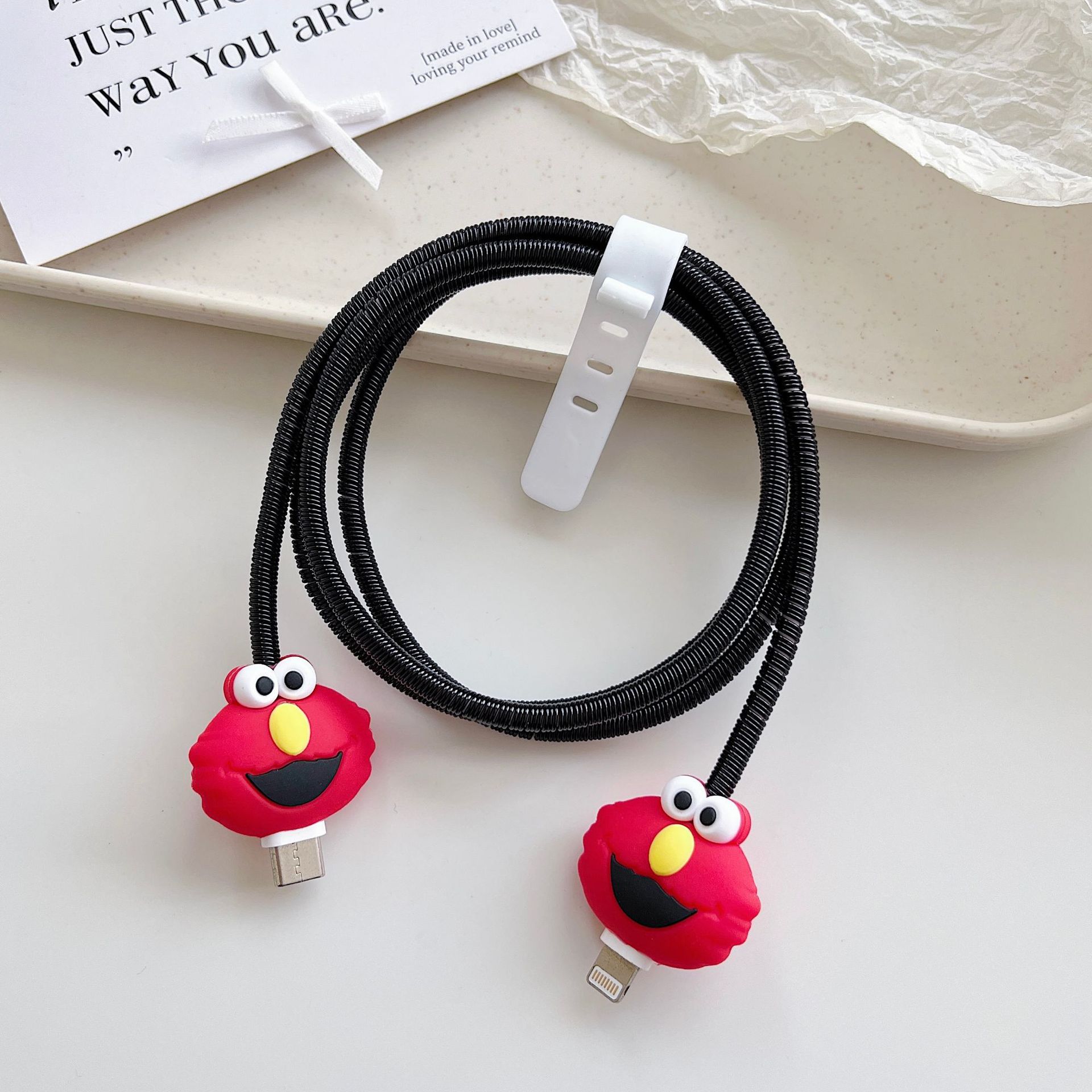 Amazon cartoon cable de datos cubierta adecuada para Apple Android cable de datos de carga rápida cuatro piezas en stock al por mayor