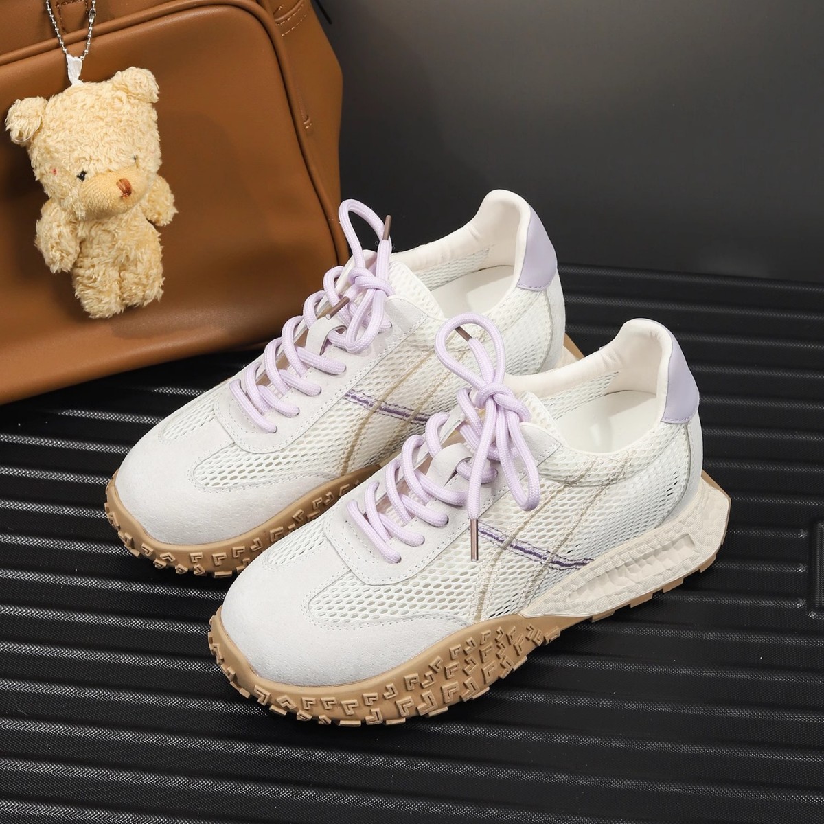 Zapatos de entrenamiento alemanes de malla, aumento interno de las mujeres 2025 nuevo estilo de verano delgado blanco transpirable deportes Forrest Gump zapatos casuales de suela gruesa