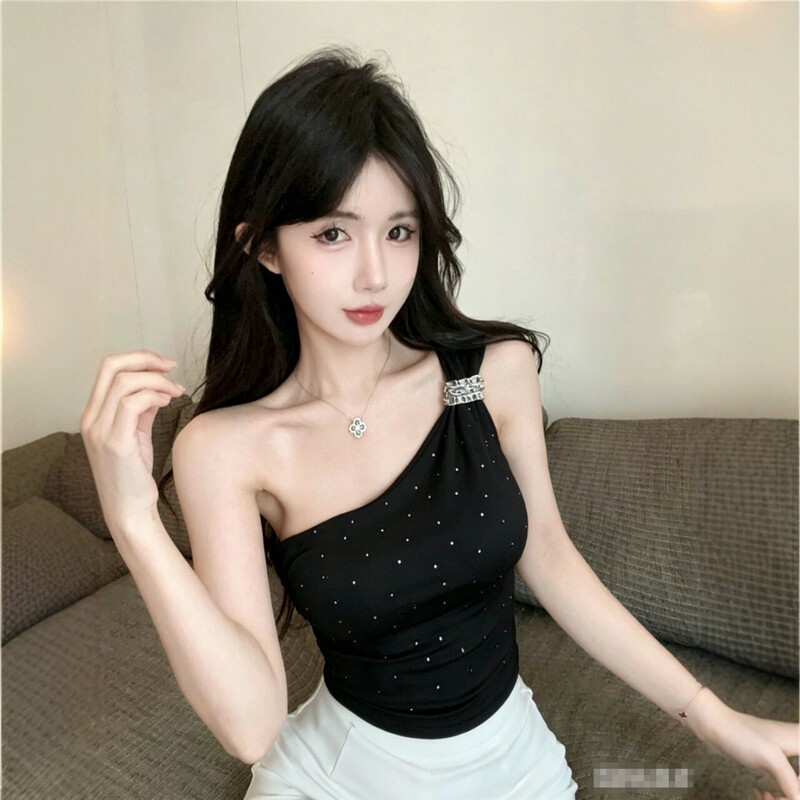 Cross-border women's clothing: Off-shoulder rhinestone-embellished camisole, new summer style, slim-fit, pure and alluring tube top for outerwear Cross-border women's clothing: Off-shoulder rhinestone-embellished camisole, new summer style, slim-fit, pure and alluring tube top for outerwear