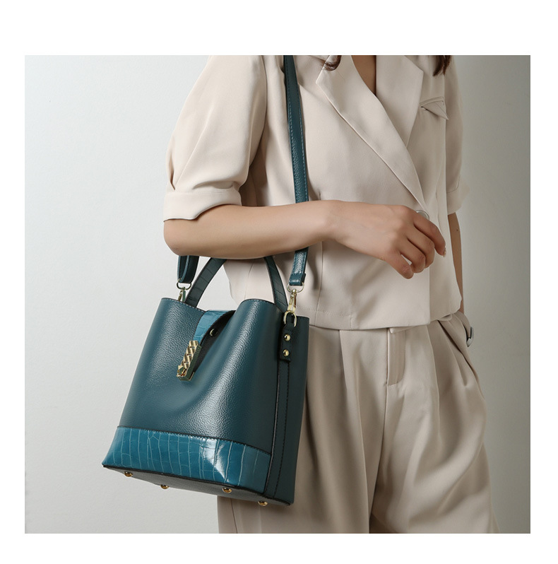 656g Weight Polyester Lining Material Lock clasp Closure Type Single Shoulder Strap Strap Type Crossbody Bag Bags Type Daily Occasion Pu Leather Material Solid Color Pattern All Seasons Season Women'S Gender Fashion Style Bucket Shape Medium Size Women's Medium Pu Leather Solid Color Fashion Bucket Lock Clasp Crossbody Bag 18