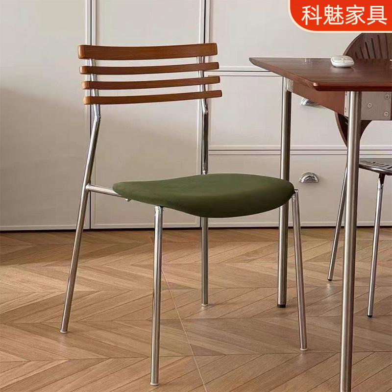 Vintage Dining Chair in Natural Wood Style for Coffee and Dessert Shops, with a Simple and Luxurious Design, Suitable for Home Use, Featuring Soft Upholstery