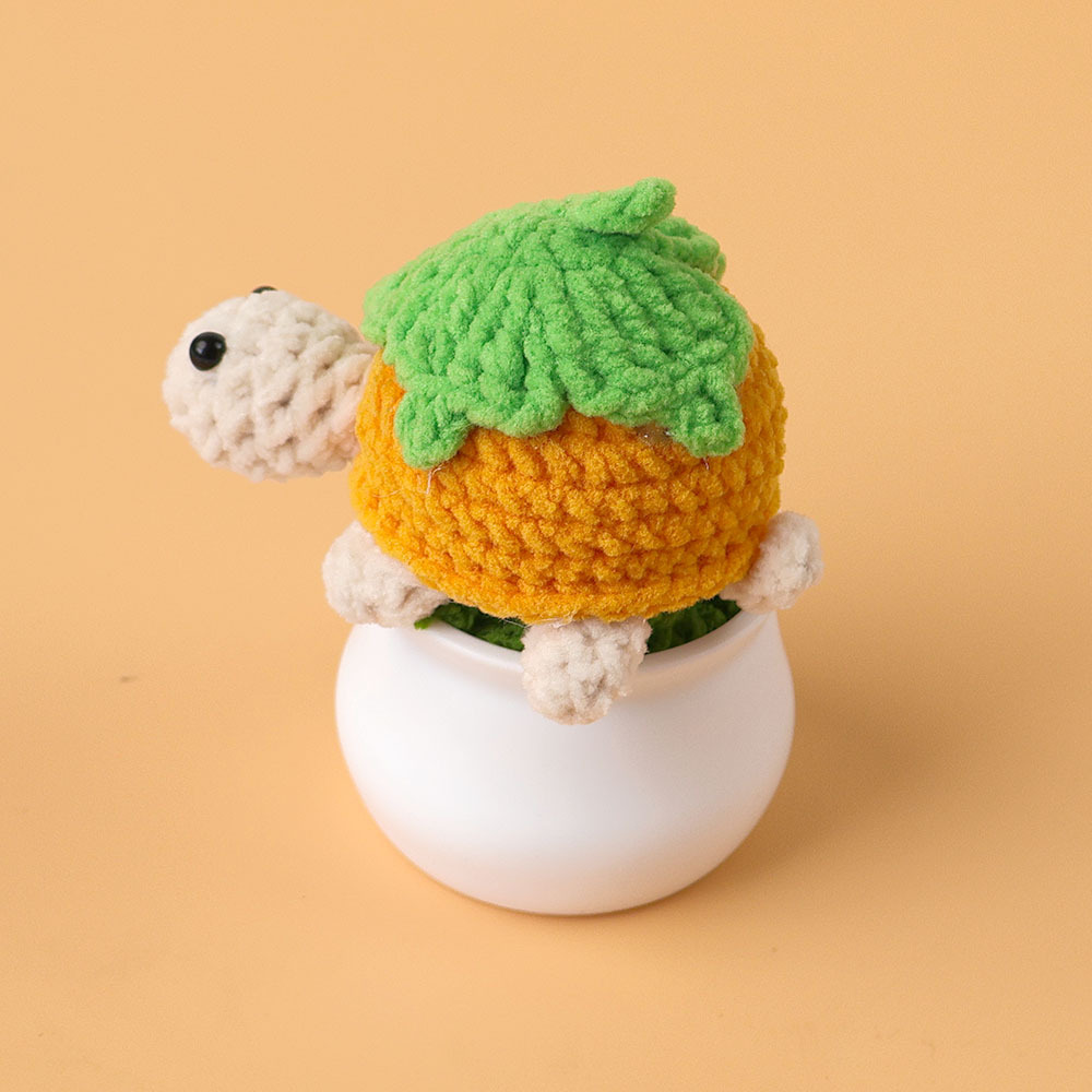 Tortuga animal en maceta blanca - transformado caqui