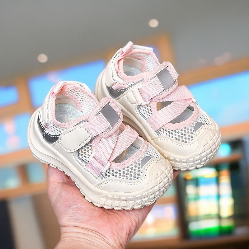 Zapatos para niñas, sandalias deportivas, estilo de verano 2025, nuevos zapatos para niños, sandalias Baotou de verano, zapatos de red individuales de verano para niños