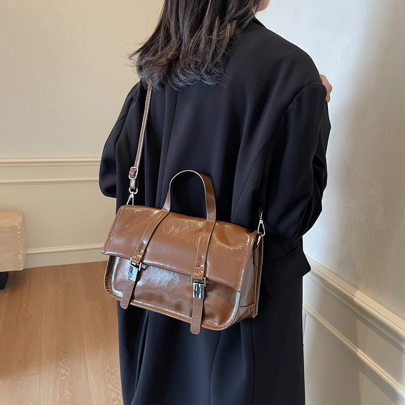 Otoño y invierno retro bolso de mano simple para mujeres 2024 nuevo paquete de hombro casual de gran capacidad de viaje bolsa de correo universal