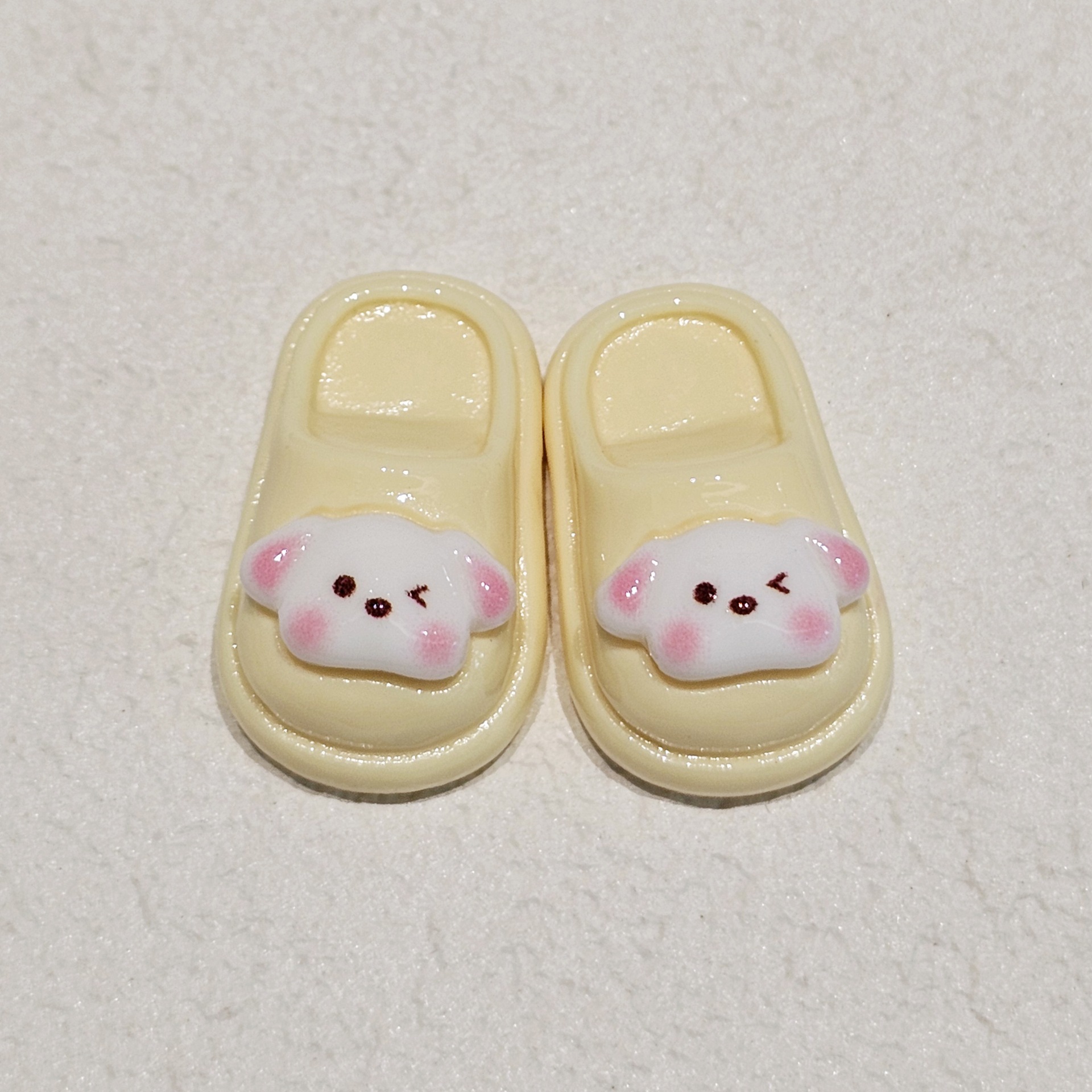 밝은 노란색 슬리퍼