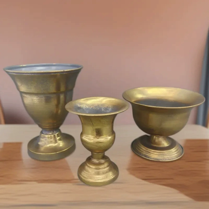 Классические бокалы различных размеров, ретро-золотые старые железные цветочные горшки, европейские цветочные горшки.
