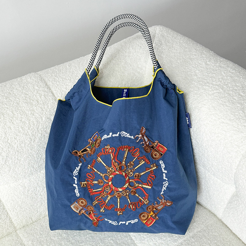 厳選ネット赤同項日系ボールチェーン刺繍レジ袋女性ファッション小衆大容量シングルバッグ潮