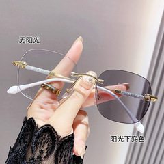 新しいファッションライト高級スタイル老眼鏡感光変色ベビーブレス女性のリムレス高精細抗青色光メガネ