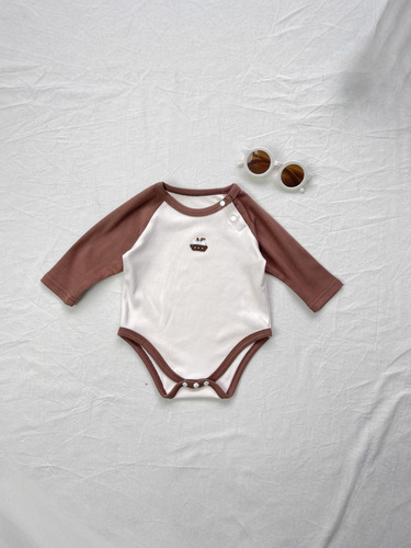 Korean-style Instagram-inspired patchwork-sleeved one-piece long-sleeved romper, cute little icon embroidery triangular romper for spring and autumn.