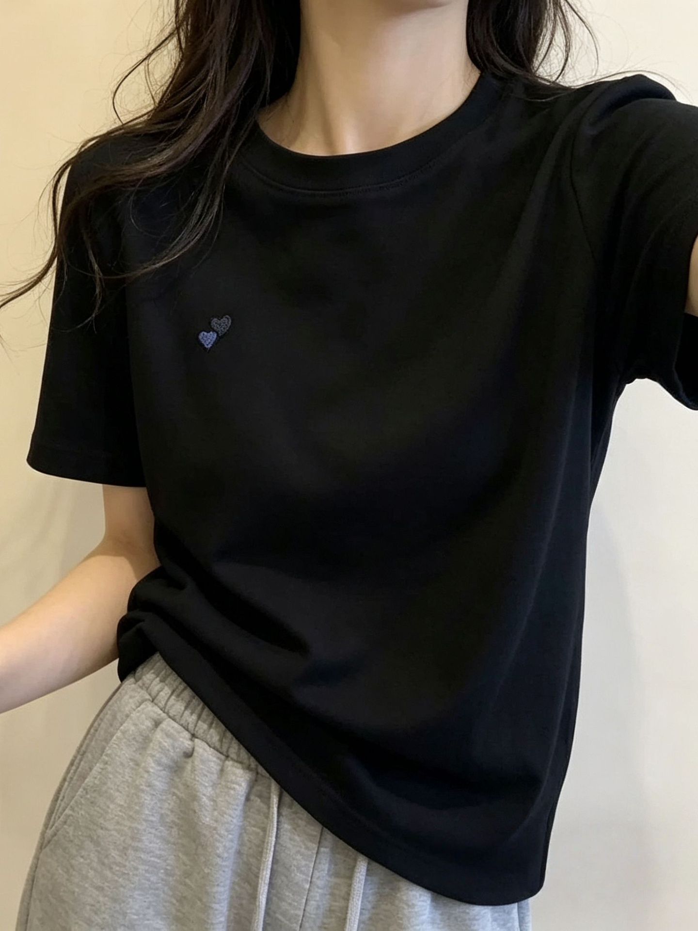 Áo thun nữ ngắn tay cổ tròn thêu hình trái tim, phong cách châu Âu, form ôm nhẹ — xanh lam