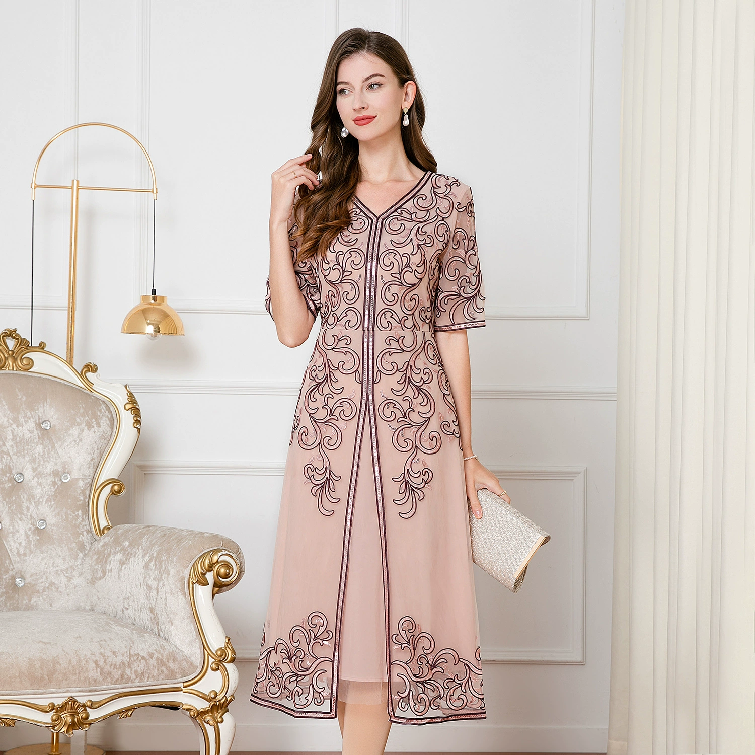 Летнее платье среднего возраста с короткими рукавами