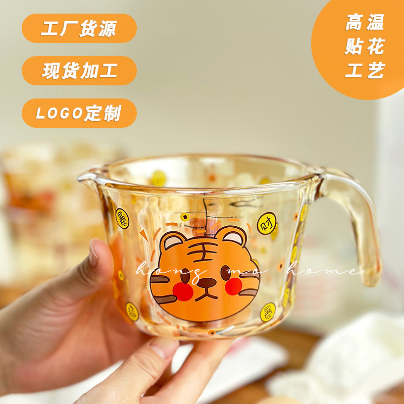 Taza de medición de vidrio espesado con escala mango ámbar horneado taza de agua taza de medición cuchara taza de medición de vidrio espesado mayorista taza de medición