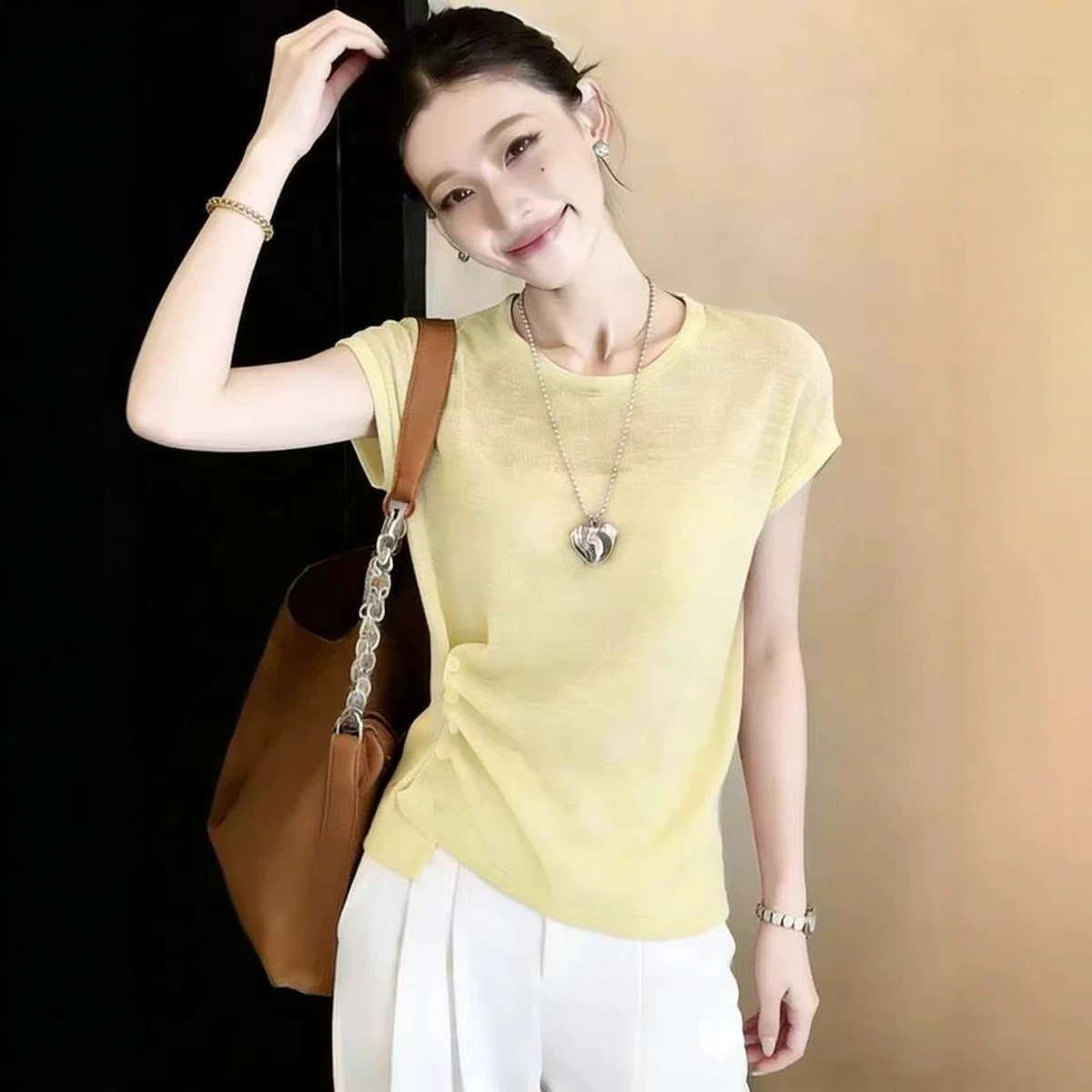 Áo thun nữ cổ tròn tay ngắn thiết kế nút bên cạnh và nếp gấp — trắng chi tiết 2