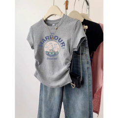 女性の半袖tシャツ